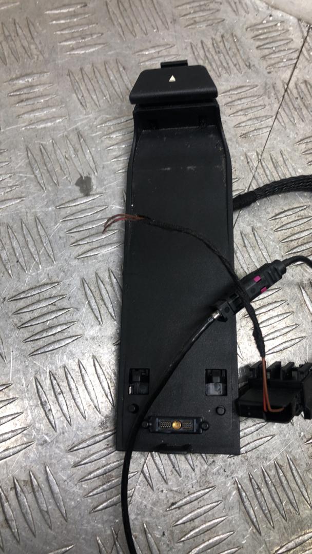 переходник для зарядки BMW 5 серия F07/F10/F11 F10 2011, 2.0 л., N47 D20 C, дизель, АКПП, a90 (sophitgrau), седан, задний привод, правый руль, 84109215827, 9215827 - фото №1