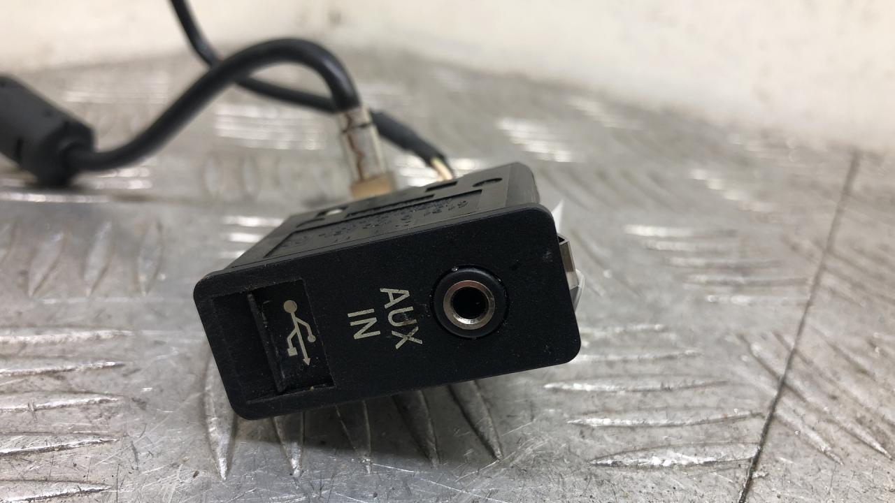разъем AUX / USB BMW 5 серия F07/F10/F11 F10 2011, 2.0 л., N47 D20 C, дизель, АКПП, a90 (sophitgrau), седан, задний привод, правый руль, 61319129651, 9129651 - фото №1