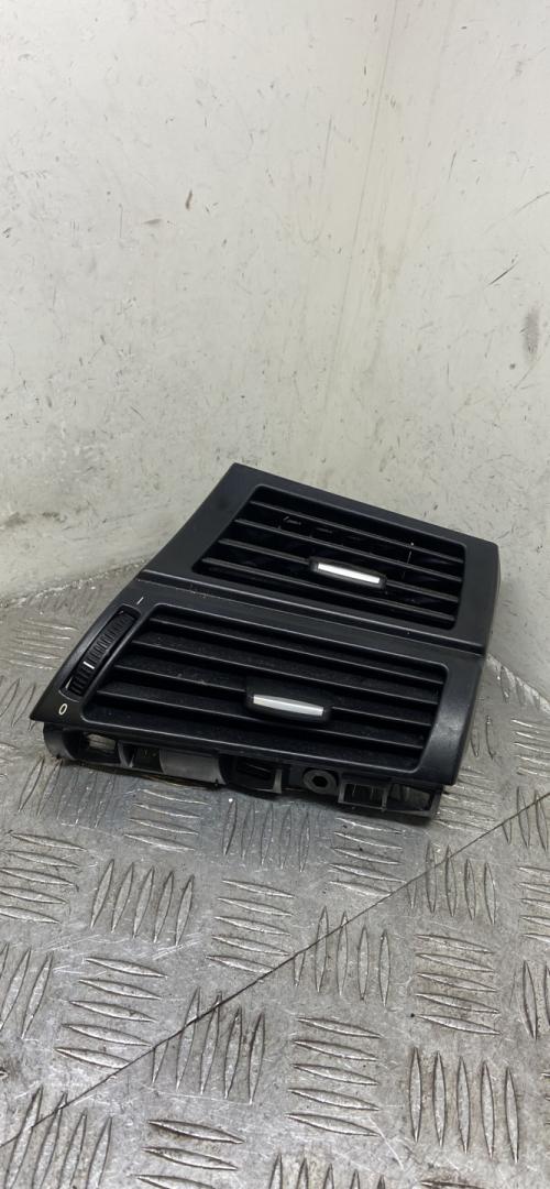 дефлектор обдува салона BMW X6 M E71/E72 2010, 4.4 л., S63 B44 A, бензин, АКПП, carbonschwarz metallic (416), внедорожник 5 дв., полный привод, 64227161804, 7161804 - фото №1