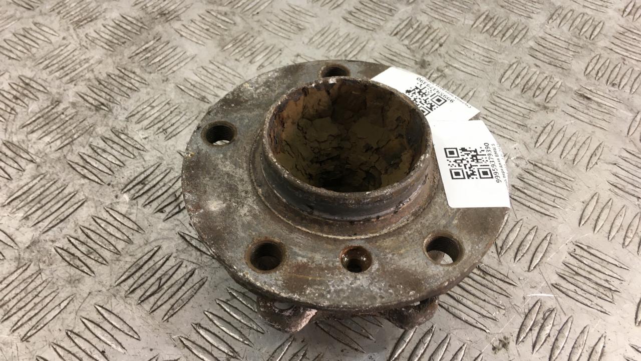 ступица передняя BMW 5 серия F07/F10/F11 F10 2011, 2.0 л., N47 D20 C, дизель, АКПП, a90 (sophitgrau), седан, задний привод, правый руль, 31206872888, 6872888 - фото №1