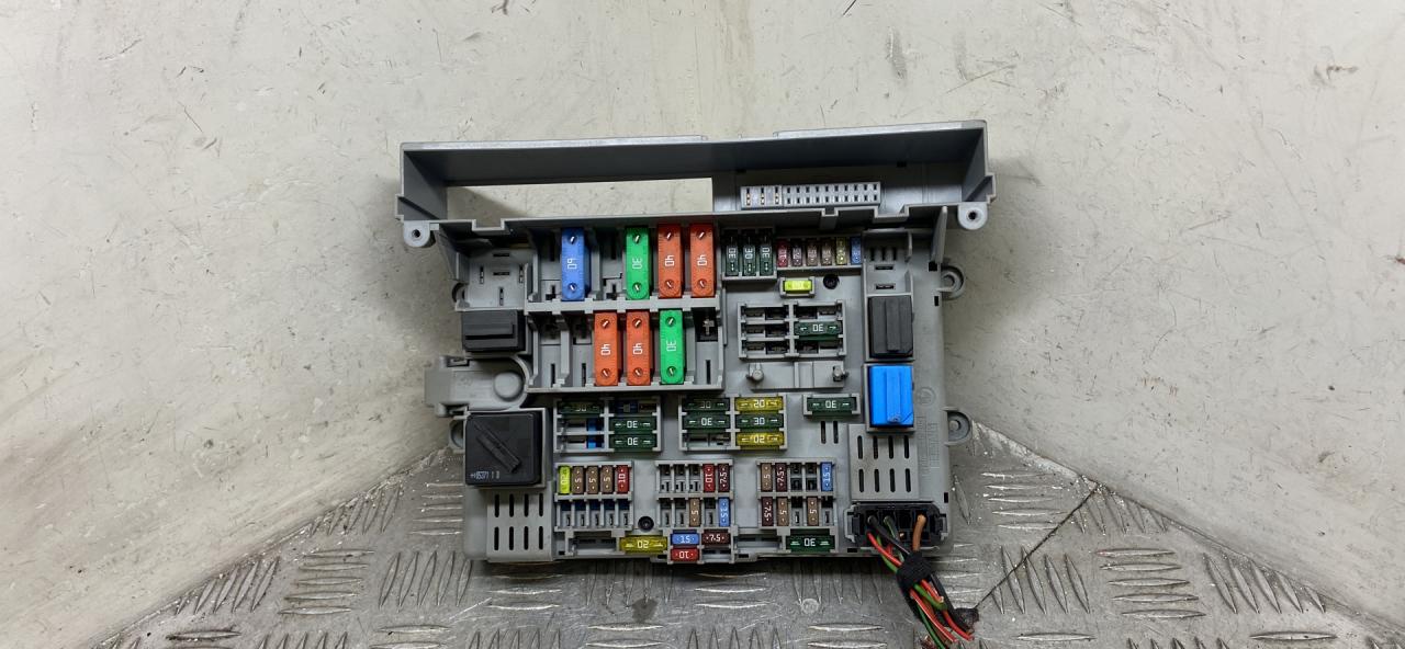 блок предохранителей BMW 3 серия E90/E91/E92/E93 2007, 3.0 л., M57 D30 (306D3), дизель, АКПП, серебро, седан, задний привод, правый руль, 61146906621, 6906621 - фото №1
