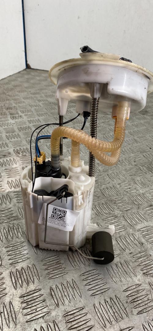 насос топливный BMW 3 серия F30/F31/F34 2013, 2.0 л., N47 D20 C, дизель, МКПП, black sapphire metallic (475), седан, задний привод, правый руль, 7243972, 16117243972 - фото №1