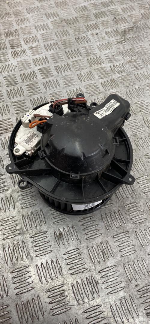 моторчик печки BMW 3 серия F30/F31/F34 2013, 2.0 л., N47 D20 C, дизель, МКПП, black sapphire metallic (475), седан, задний привод, правый руль, 64119270254, 9270254 - фото №1