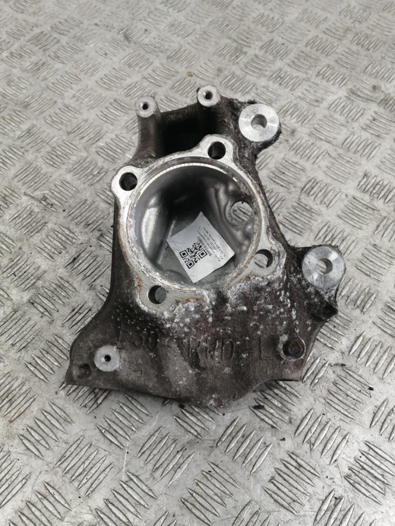 кулак поворотный левый BMW 3 серия F30/F31/F34 2013, 2.0 л., N47 D20 C, дизель, МКПП, black sapphire metallic (475), седан, задний привод, правый руль, 31216792287 - фото №1