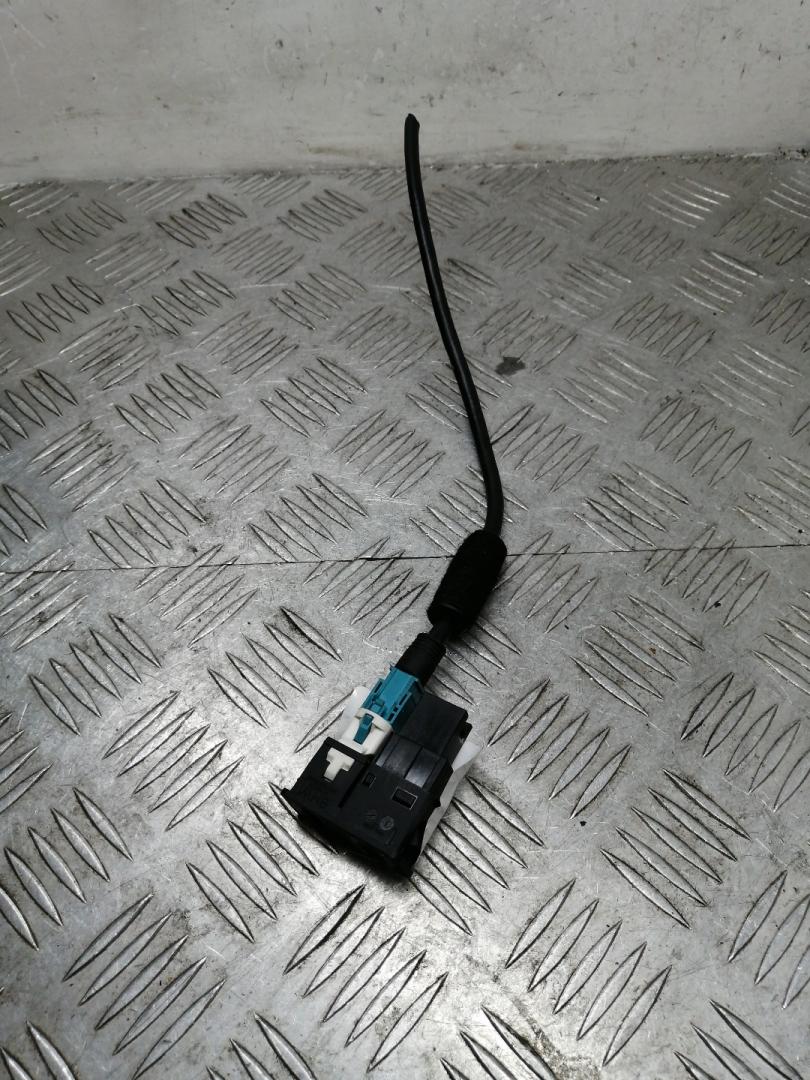 разъем AUX / USB BMW 3 серия F30/F31/F34 2013, 2.0 л., N47 D20 C, дизель, МКПП, black sapphire metallic (475), седан, задний привод, правый руль, 84109229247, 9229247 - фото №1