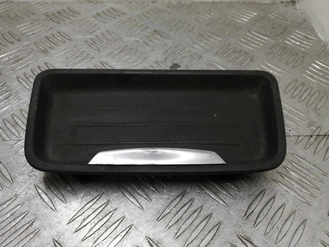 подстаканник BMW 3 серия F30/F31/F34 2013, 2.0 л., N47 D20 C, дизель, МКПП, black sapphire metallic (475), седан, задний привод, правый руль, 51169232068, 9232068 - фото №1