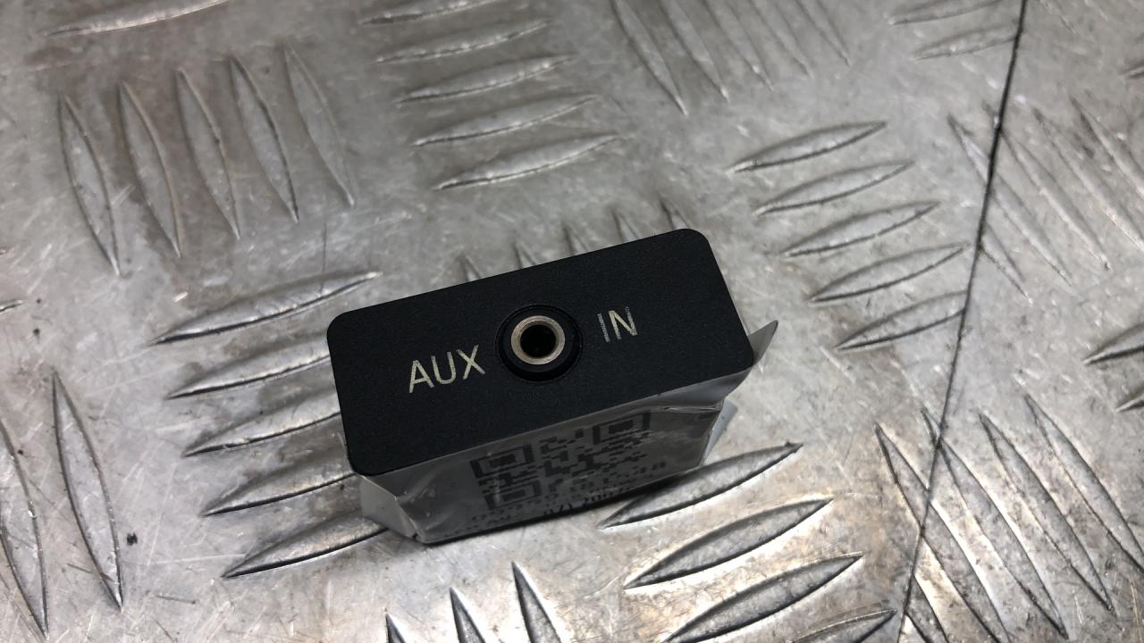 разъем AUX / USB BMW 5 серия E60/E61 2007, правый руль, 6986791 - фото №1