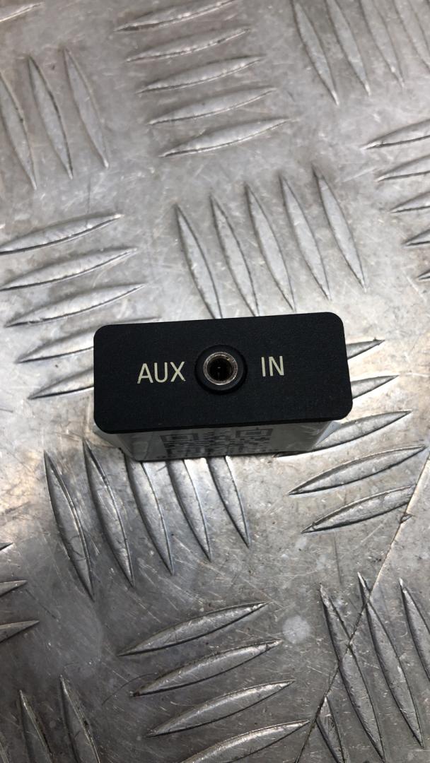 разъем AUX / USB BMW 5 серия E60/E61 2007, правый руль, 6986791 - фото №1