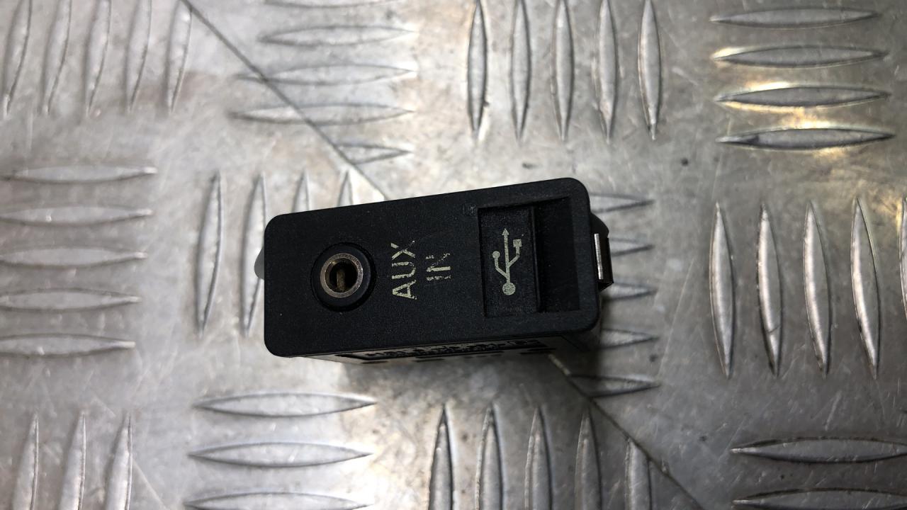 разъем AUX / USB BMW 5 серия F07/F10/F11 2011, 9129651 - фото №1