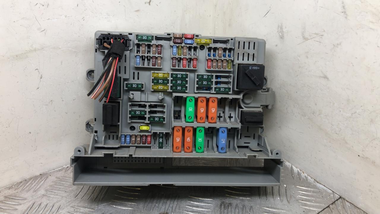 блок предохранителей BMW 3 серия E90/E91/E92/E93 2007, 3.5 л., M57D30 (306D5), дизель, АКПП, spacegrau metallic (a52), купе, задний привод, правый руль, 61146906622, 6906622 - фото №1