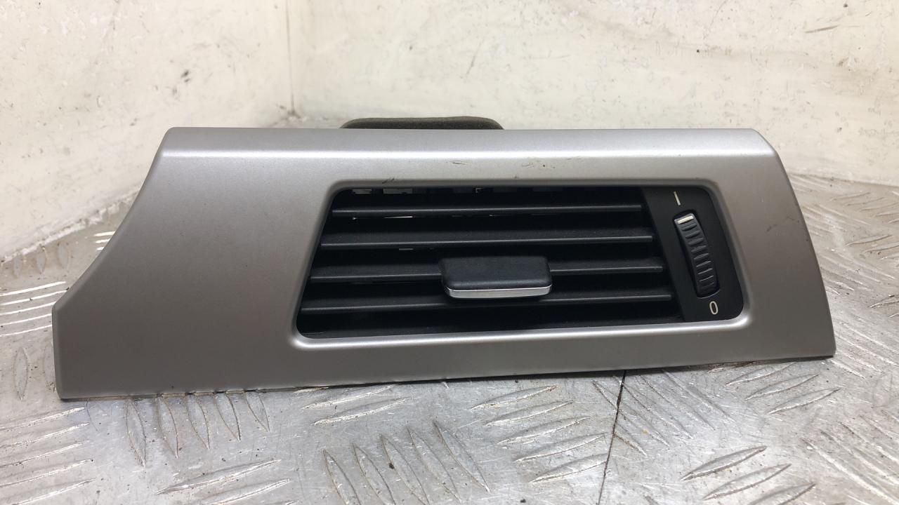 дефлектор обдува салона BMW 3 серия E90/E91/E92/E93 E90 2007, 3.0 л., M57 D30 (306D3), дизель, АКПП, серебро, седан, задний привод, правый руль, 64229130466, 9130466 - фото №1