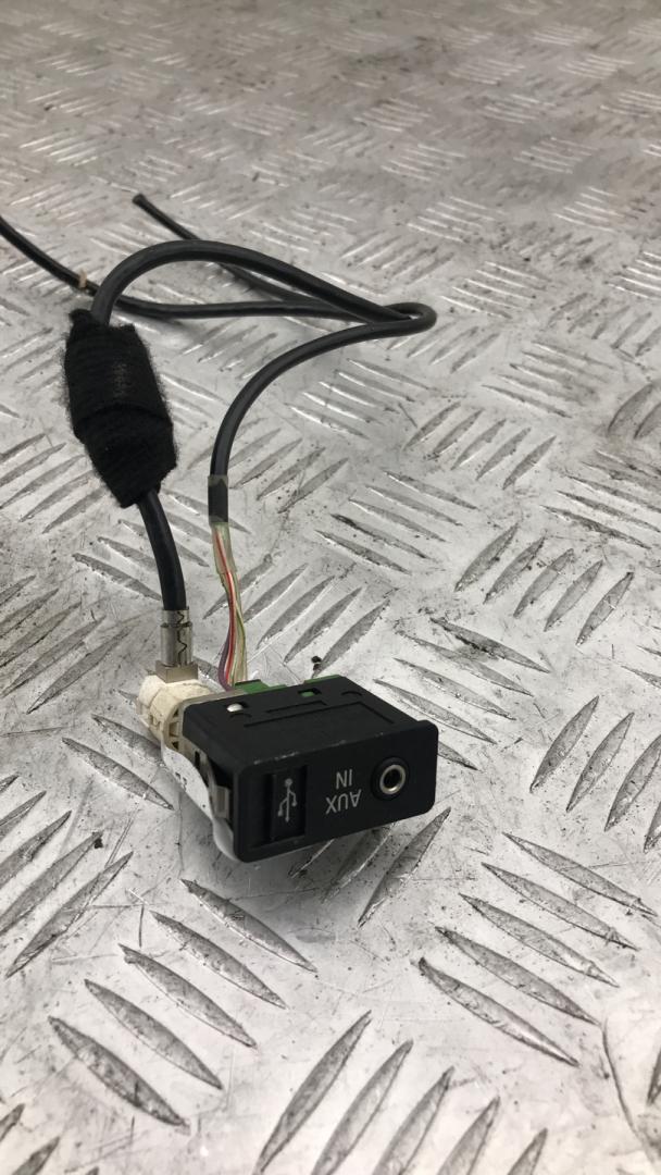 разъем AUX / USB BMW X6 E71/E72 E71 2009, 3.5 л., M57D30 (306D5), дизель, АКПП, monacoblau (a35), внедорожник 5 дв., полный привод, правый руль, 9129652, 61319129652 - фото №1