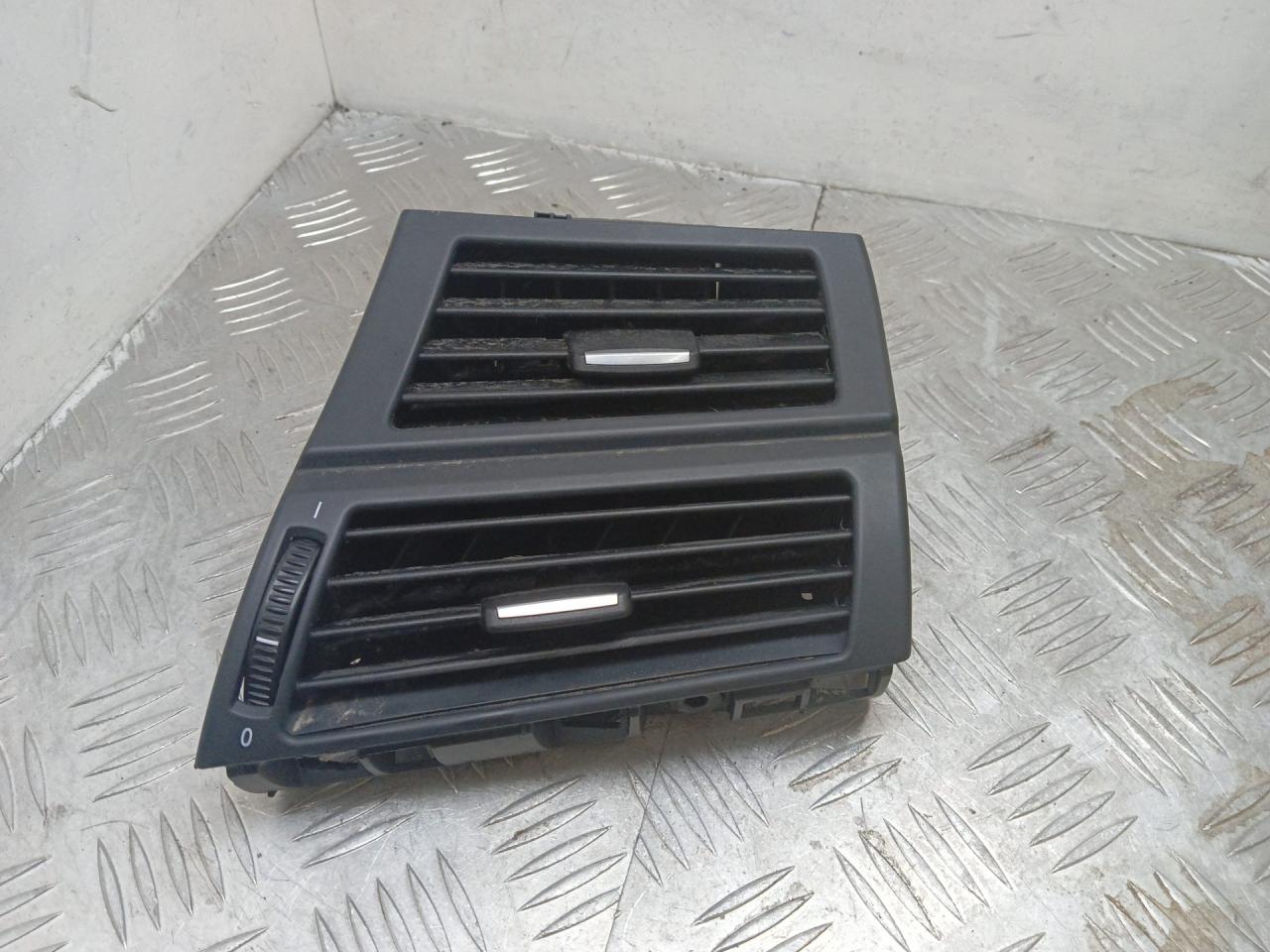 дефлектор обдува салона BMW X6 E71/E72 E71 2009, 3.5 л., M57D30 (306D5), дизель, АКПП, monacoblau (a35), внедорожник 5 дв., полный привод, правый руль, 64227161804, 7161804 - фото №1