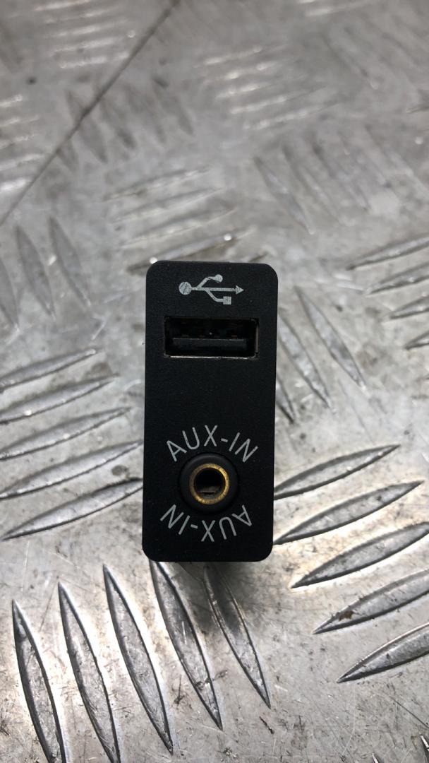 разъем AUX / USB BMW X3 F25 2013, 3.5 л., бензин, АКПП, черный, внедорожник 5 дв., полный привод, 9237653, 84109237653 - фото №1