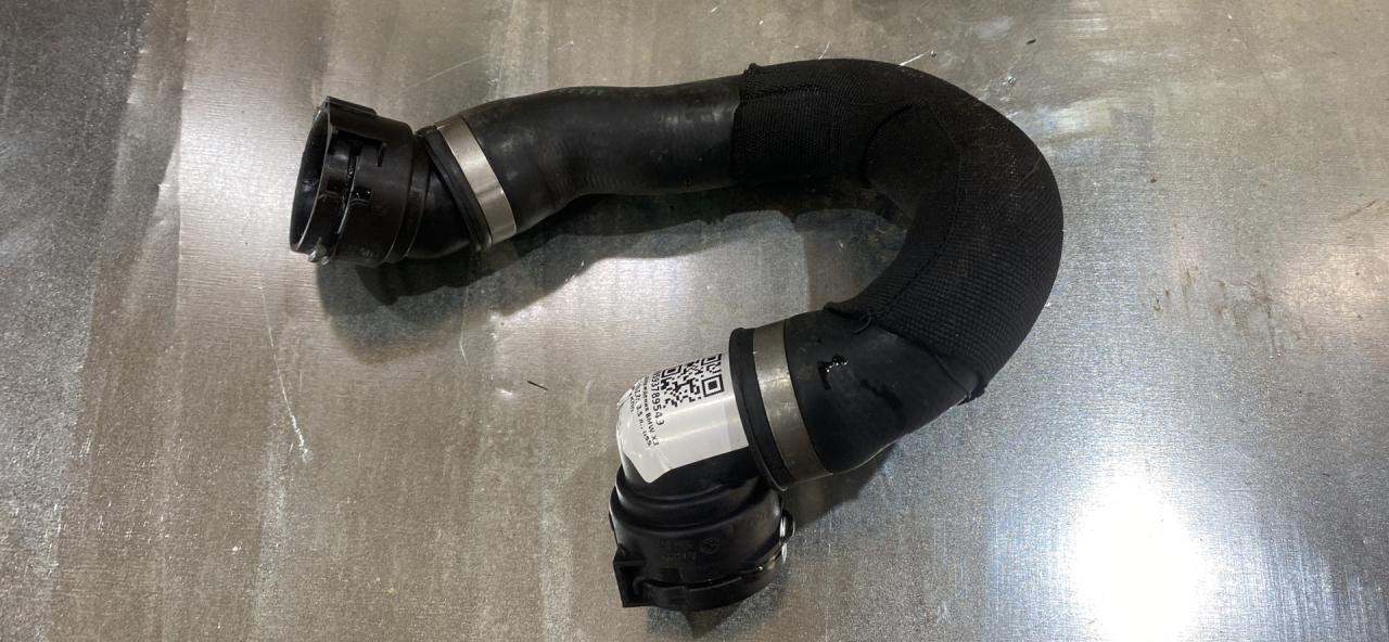 патрубок радиатора BMW X3 F25 2013, 3.5 л., бензин, АКПП, черный, внедорожник 5 дв., полный привод, 17127646151, 7646151 - фото №1