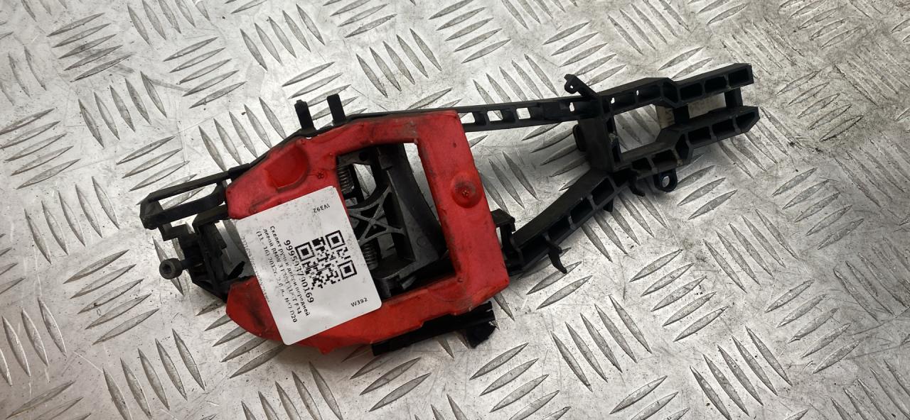 скелет ручки двери передней левой BMW 3 серия F30/F31/F34 2013, 2.0 л., N47 D20 C, дизель, МКПП, black sapphire metallic (475), седан, задний привод, правый руль, 7321639, 51217321639 - фото №1