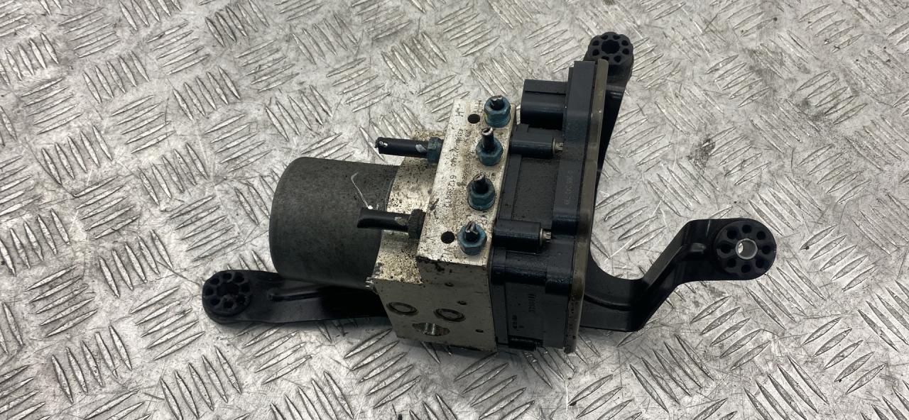 блок ABS BMW X5 F15 2015, 3.0 л., N57 D30 A, дизель, АКПП, mineralweiß metallic (a96), внедорожник 5 дв., полный привод, правый руль, 34516884732, 6866243, 6866244 - фото №1