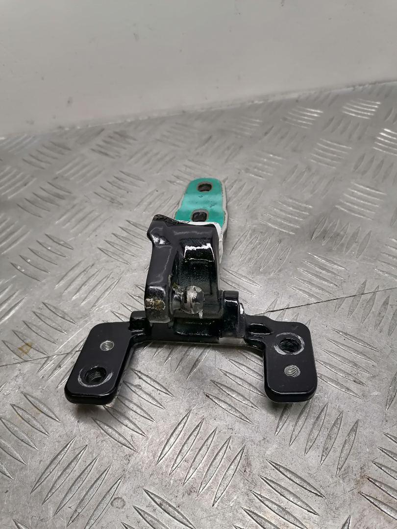 петля крышки багажника Mercedes-Benz GLC-Класс X253/C253 2018, 2.5 л., дизель, АКПП, 197u obsidianschwarz, внедорожник 5 дв., полный привод, A2057401300 - фото №1