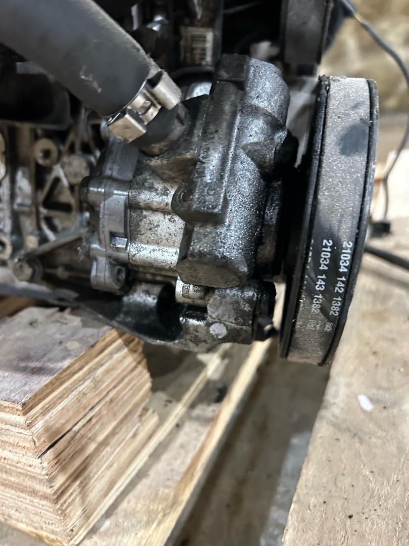 насос гидроусилителя руля BMW 3 серия E90/E91/E92/E93 2007, 3.0 л., M57 D30 (306D3), дизель, АКПП, серебро, седан, задний привод, правый руль - фото №1