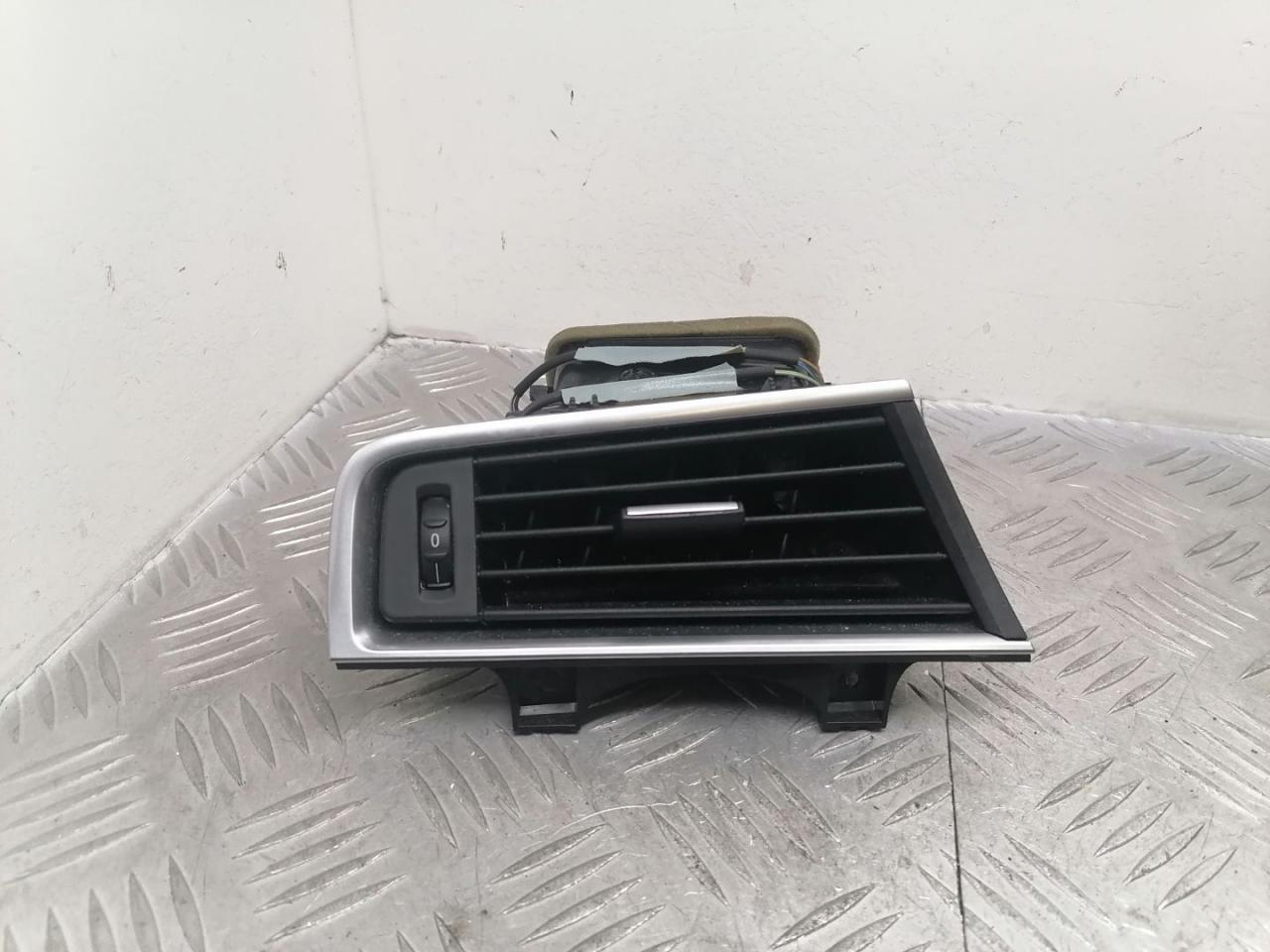 дефлектор обдува салона BMW 5 серия F07/F10/F11 2011, 3.0 л., N57 D30 A, дизель, АКПП, spacegrau metallic (a52) серый, хетчбэк 5 дв., задний привод, правый руль, 64229142591, 9142591 - фото №1