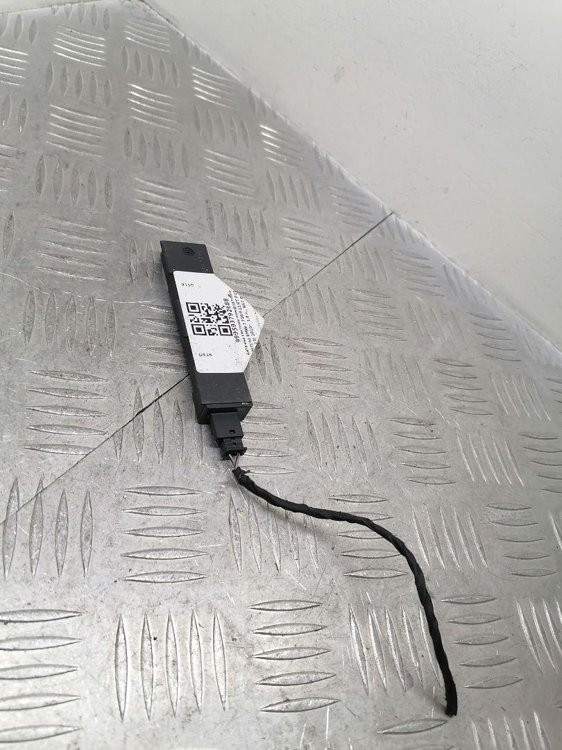 Антенна системы комфортного доступа BMW 5 серия F07/F10/F11 2011, 3.0 л., N57 D30 A, дизель, АКПП, spacegrau metallic (a52) серый, хетчбэк 5 дв., задний привод, правый руль, 65209220832, 9220832 - фото №1