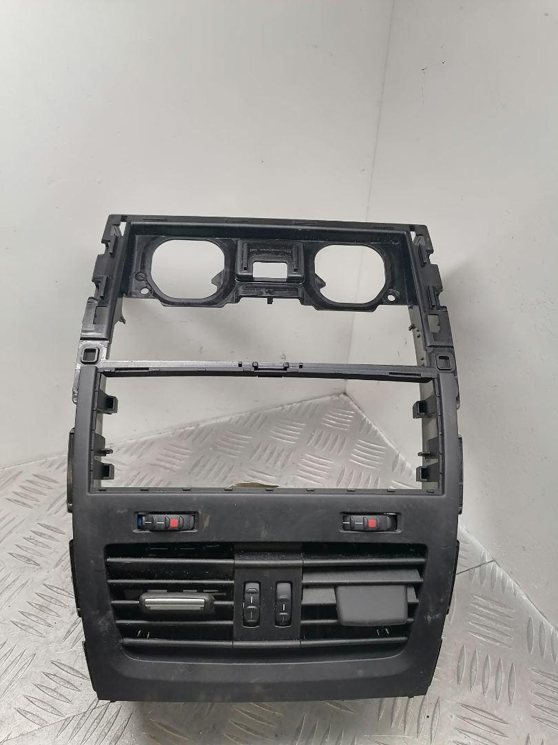 дефлектор обдува салона BMW 5 серия F07/F10/F11 2011, 3.0 л., N57 D30 A, дизель, АКПП, spacegrau metallic (a52) серый, хетчбэк 5 дв., задний привод, правый руль, 64229181095, 9181095 - фото №1