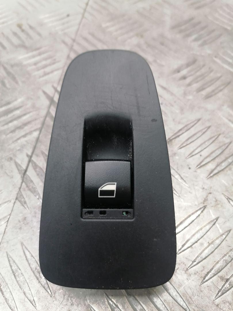 кнопка стеклоподъемника двери задней BMW 5 серия F07/F10/F11 2011, 3.0 л., N57 D30 A, дизель, АКПП, spacegrau metallic (a52) серый, хетчбэк 5 дв., задний привод, правый руль, 9163527, 61319163527 - фото №1