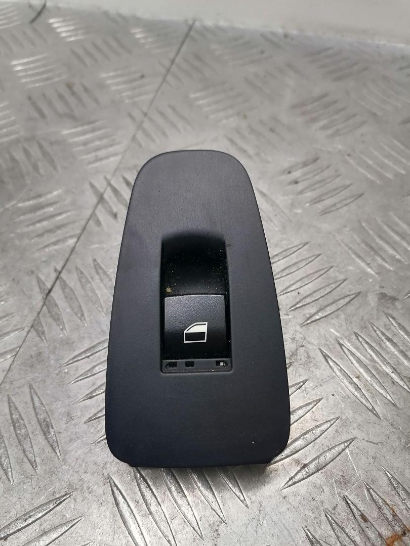 кнопка стеклоподъемника двери задней BMW 5 серия F07/F10/F11 2011, 3.0 л., N57 D30 A, дизель, АКПП, spacegrau metallic (a52) серый, хетчбэк 5 дв., задний привод, правый руль, 9163527, 61319163527 - фото №1
