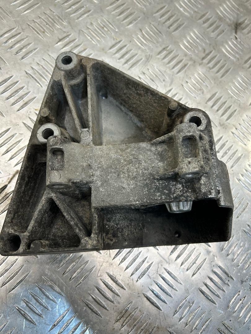 кронштейн компрессора кондиционера BMW X3 E83 2006, 3.0 л., M54 B30 (306S3), бензин, АКПП, полный привод, 7512556 - фото №1