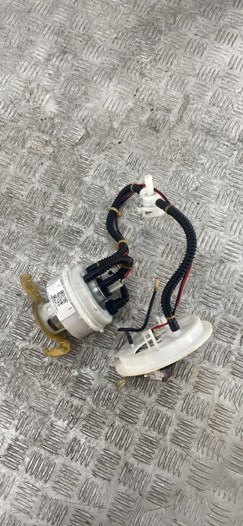 насос топливный BMW 5 серия F07/F10/F11 F10 2012, 3.5 л., бензин, АКПП, black sapphire metallic (475), седан, полный привод, 7934460 - фото №1