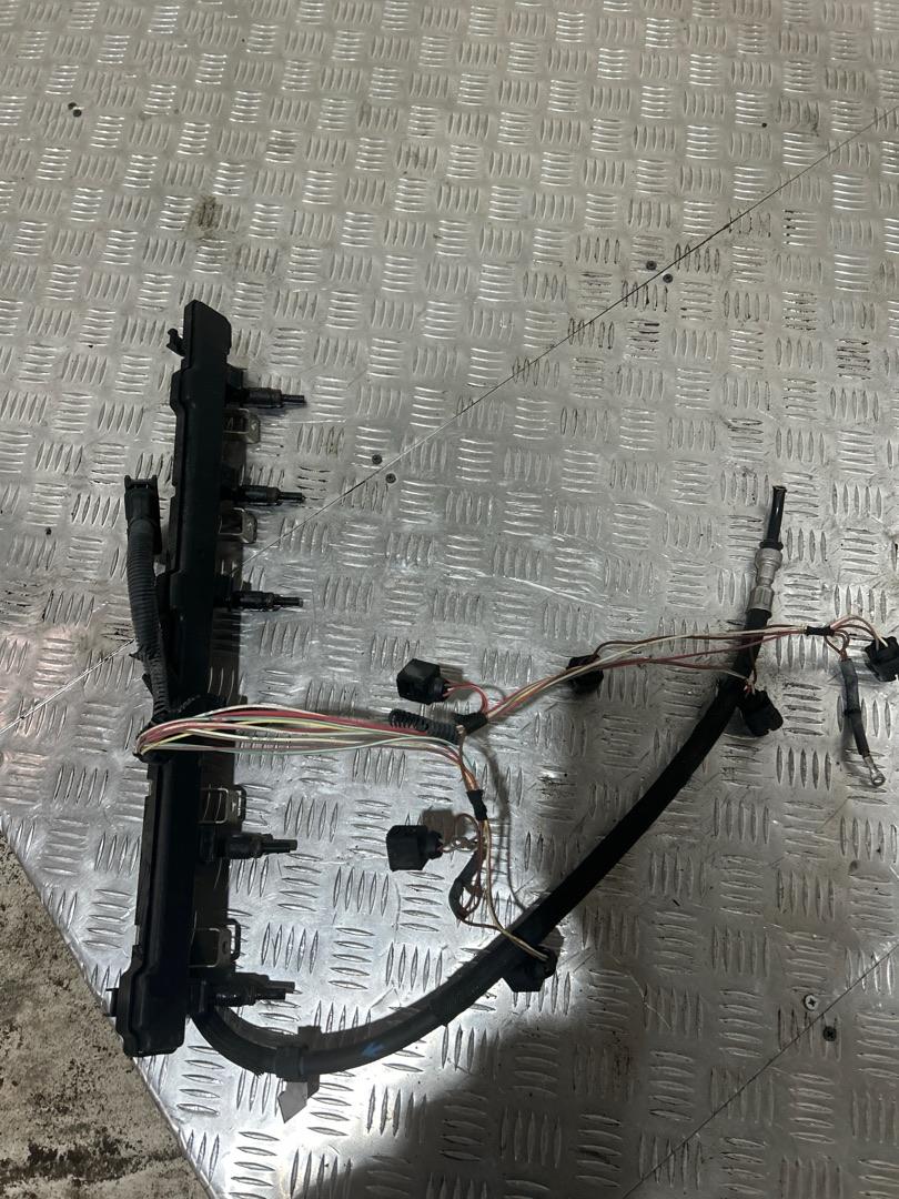 топливная рампа BMW 5 серия F07/F10/F11 2009, 3.0 л., N52 B30 AF, бензин, 12517594751, 7594751 - фото №1