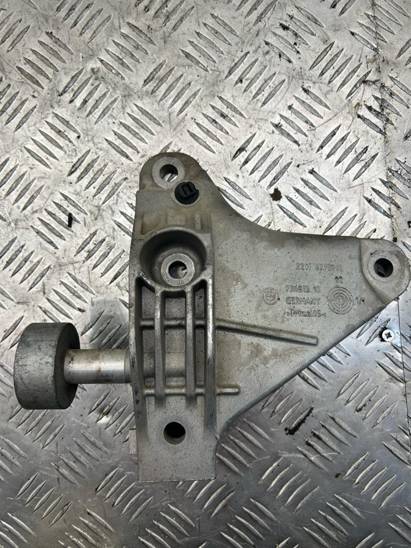 кронштейн двигателя BMW 5 серия F07/F10/F11 2009, 3.0 л., N52 B30 AF, бензин, 22116775911, 6775911 - фото №1