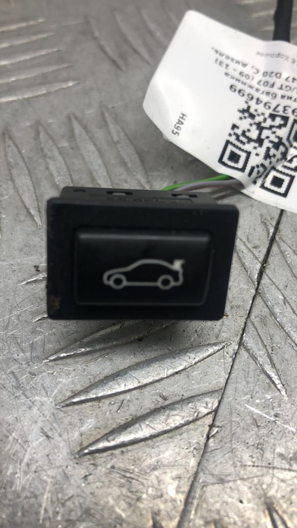 кнопка открытия багажника BMW 5 серия F07/F10/F11 2012, 2.0 л., N47 D20 C, дизель, АКПП, alpinweiß iii (300), хетчбэк 5 дв., задний привод, правый руль, 9200316, 61319200316 - фото №1