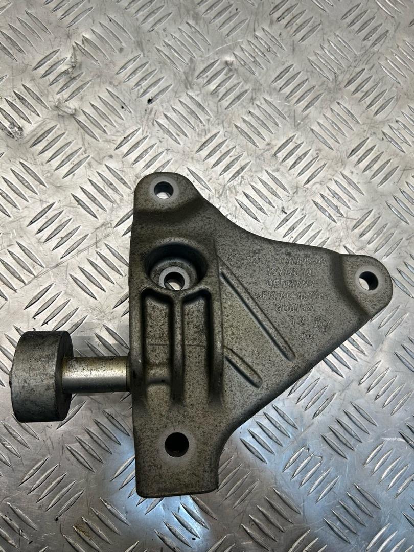кронштейн двигателя BMW 7 серия F01/F02 F01 2010, 3.0 л., N54 B30 A, бензин, 6777605, 22116777605 - фото №1