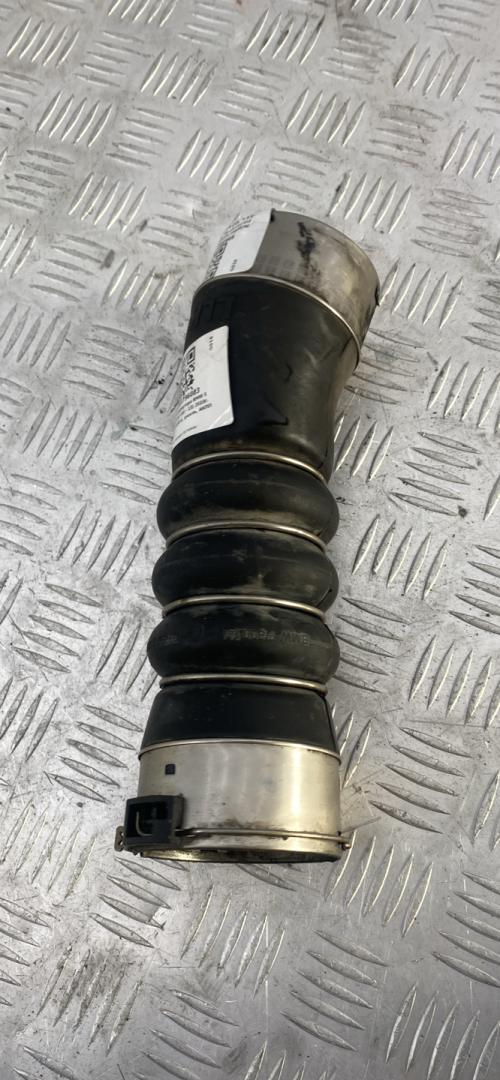 патрубок интеркулера BMW 5 серия F07/F10/F11 2011, 3.0 л., N57 D30 A, дизель, АКПП, spacegrau metallic (a52) серый, хетчбэк 5 дв., задний привод, правый руль, 7800144, 11617800144 - фото №1