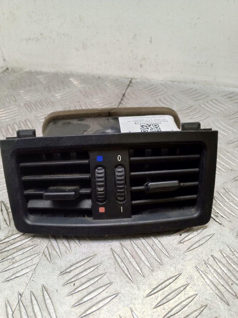 дефлектор обдува салона BMW 5 серия E60/E61 2004, 2.2 л., M54 B22 (226S1), бензин, АКПП, titansilber metallic (354), седан, 6932023, 64226932023, 64226932024, 6932024 - фото №1