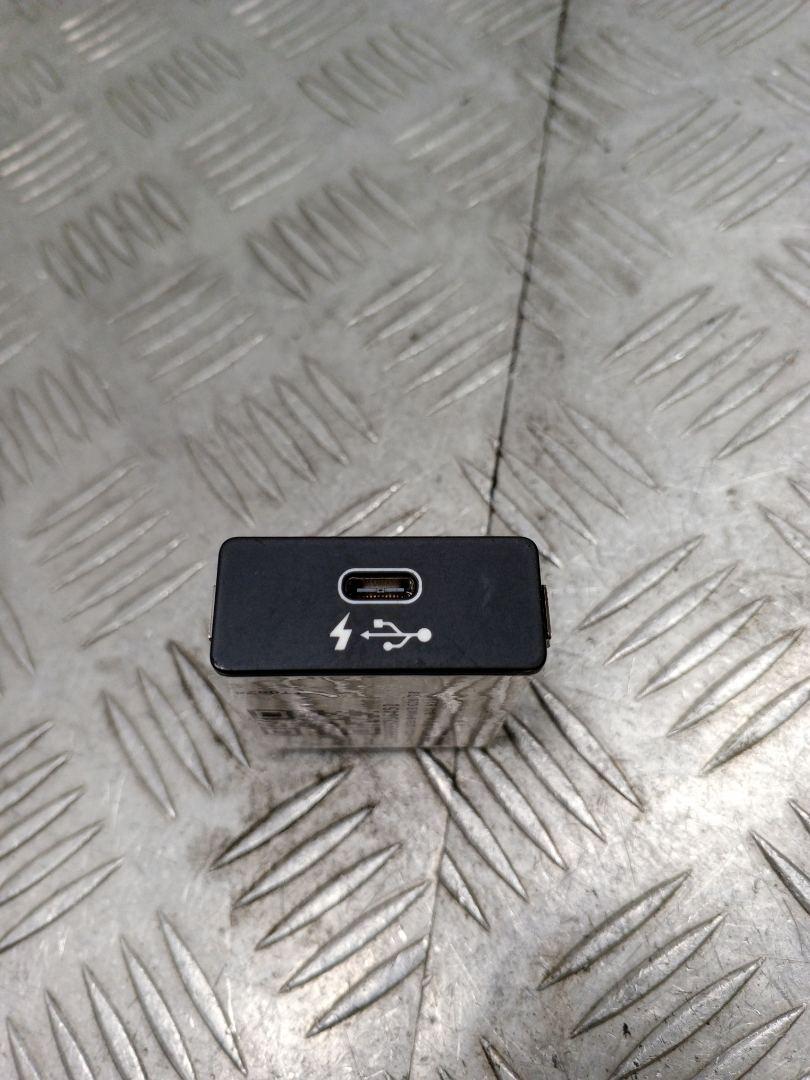 разъем AUX / USB BMW 3 серия G20 2021, 2.0 л., B48 B20 A, бензин, АКПП, black sapphire, седан, задний привод, правый руль, 84108711939, 8711939 - фото №1