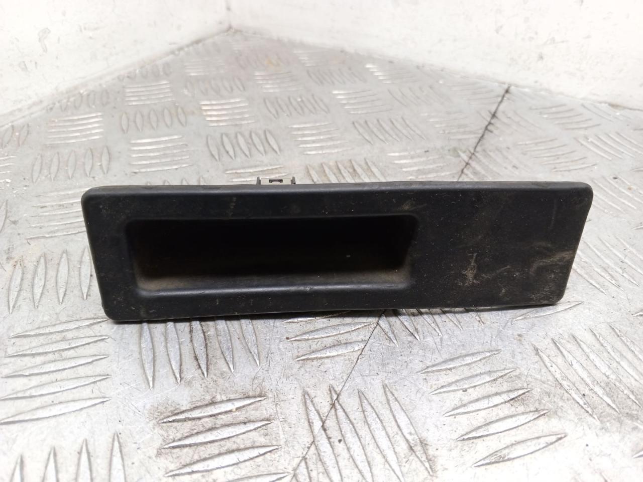 кнопка открытия багажника BMW 3 серия F30/F31/F34 F30 2014, 2.0 л., N20 B20 B, бензин, АКПП, синий, седан, полный привод, 51247368752, 7368752 - фото №1