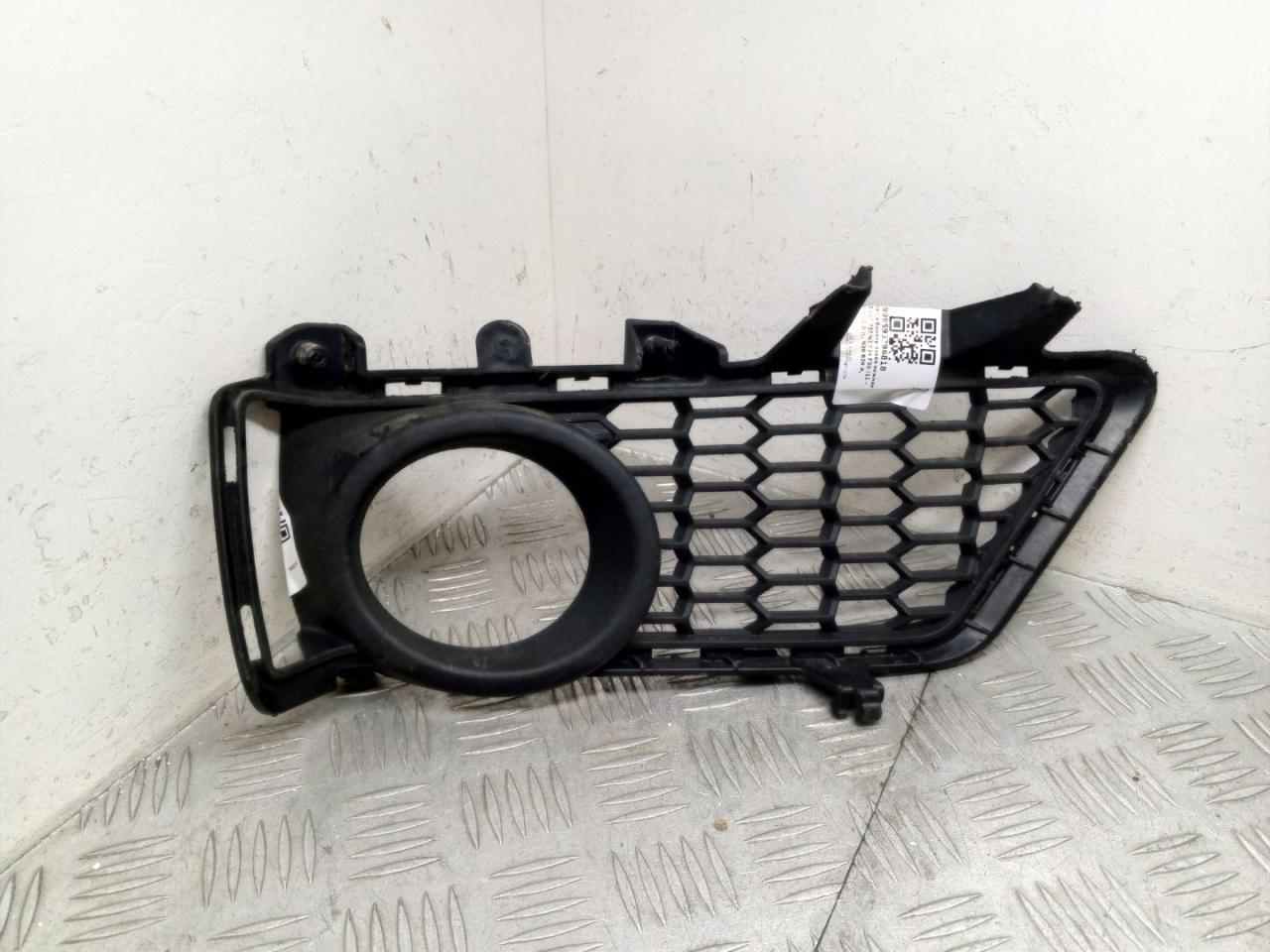 заглушка (решетка) в бампер BMW 3 серия F30/F31/F34 F30 2014, 2.0 л., N20 B20 B, бензин, АКПП, синий, седан, полный привод, 51118054155, 8054155 - фото №1