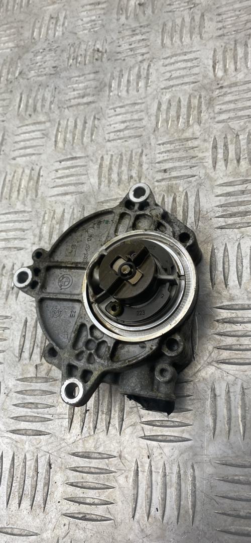 насос вакуумный BMW 3 серия E90/E91/E92/E93 2007, 2.0 л., N43 B20 A, бензин, МКПП, 11667547024, 7547024 - фото №1