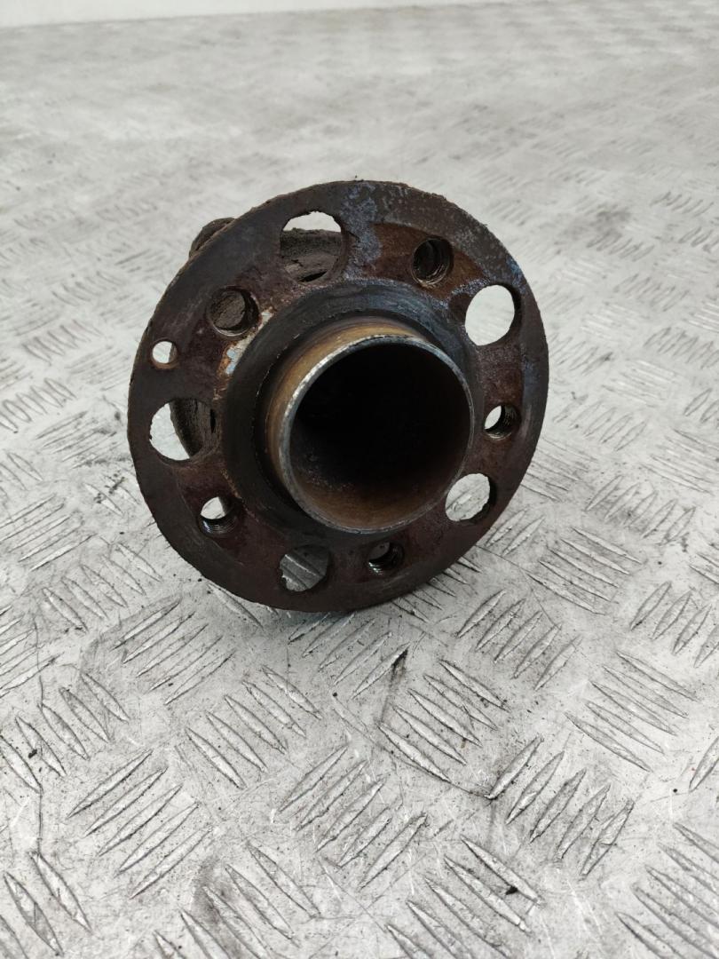 ступица передняя левая Mercedes-Benz C AMG W205 2017, 4.0 л., M 177.980, бензин, АКПП, 197, седан, задний привод, правый руль, A2223340000 - фото №1