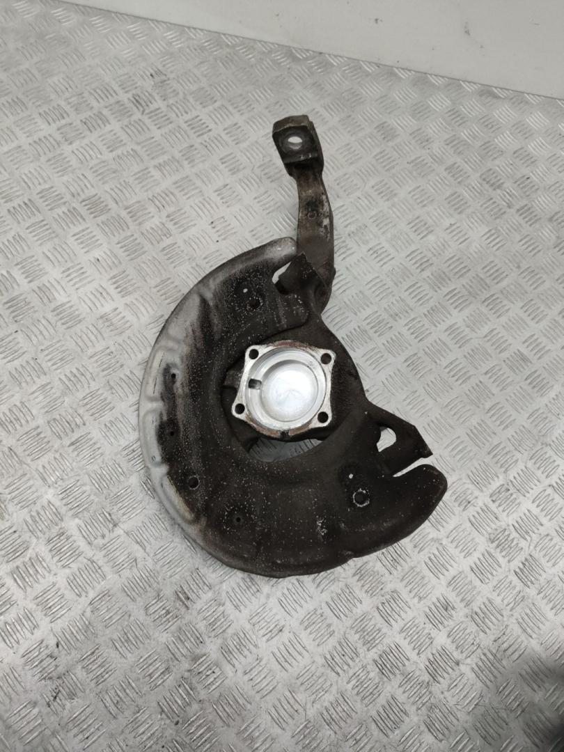 кулак поворотный левый Mercedes-Benz C AMG W205 2017, 4.0 л., M 177.980, бензин, АКПП, 197, седан, задний привод, правый руль - фото №1