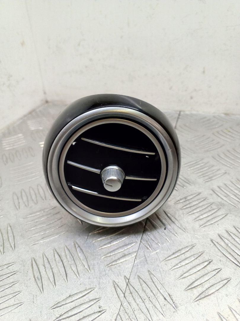 дефлектор обдува салона Mercedes-Benz C AMG W205 2017, 4.0 л., M 177.980, бензин, АКПП, 197, седан, задний привод, правый руль, A2058304204 - фото №1