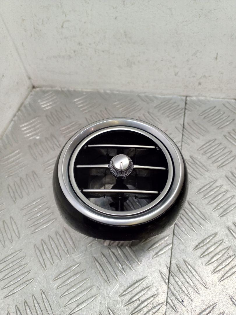 дефлектор обдува салона Mercedes-Benz C AMG W205 2017, 4.0 л., M 177.980, бензин, АКПП, 197, седан, задний привод, правый руль, A2058303804 - фото №1