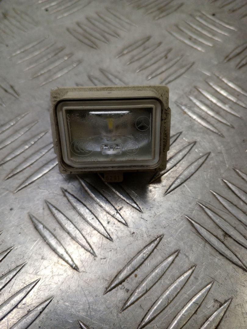 подсветка номера Mercedes-Benz C AMG W205 2017, 4.0 л., M 177.980, бензин, АКПП, 197, седан, задний привод, правый руль, A0999067000 - фото №1