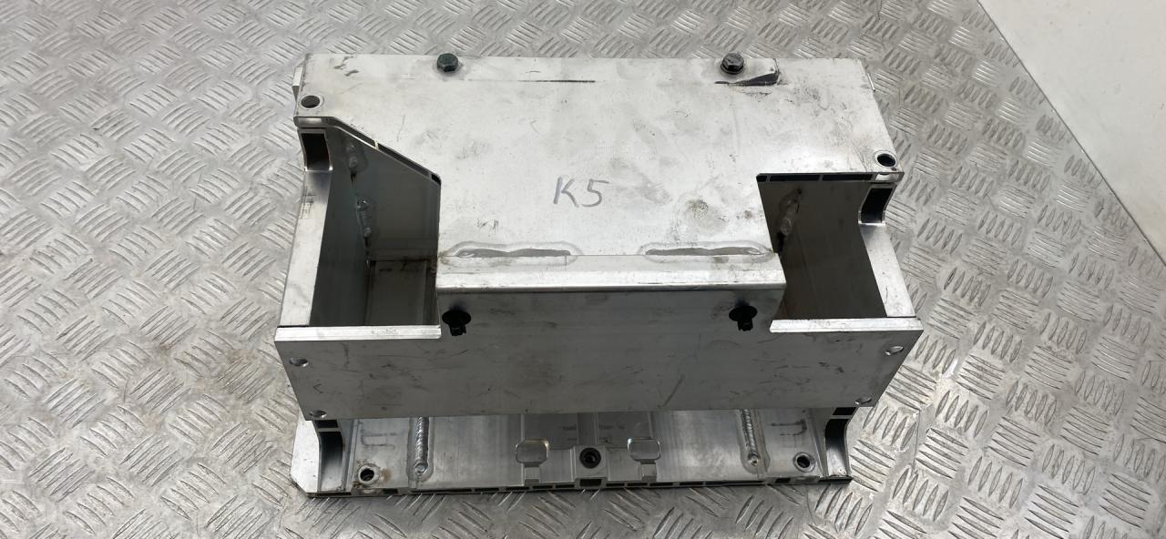 кожух аккумулятора Mercedes-Benz C AMG W205 2017, 4.0 л., M 177.980, бензин, АКПП, 197, седан, задний привод, правый руль, A2056109701 - фото №1