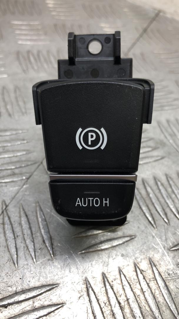 кнопка ручного тормоза (ручника) BMW X3 G01 2019, 3.0 л., B58 B30 A, бензин, АКПП, brillanteffekt metallic (a90), внедорожник 5 дв., полный привод, правый руль, 61316842027, 6842027 - фото №1