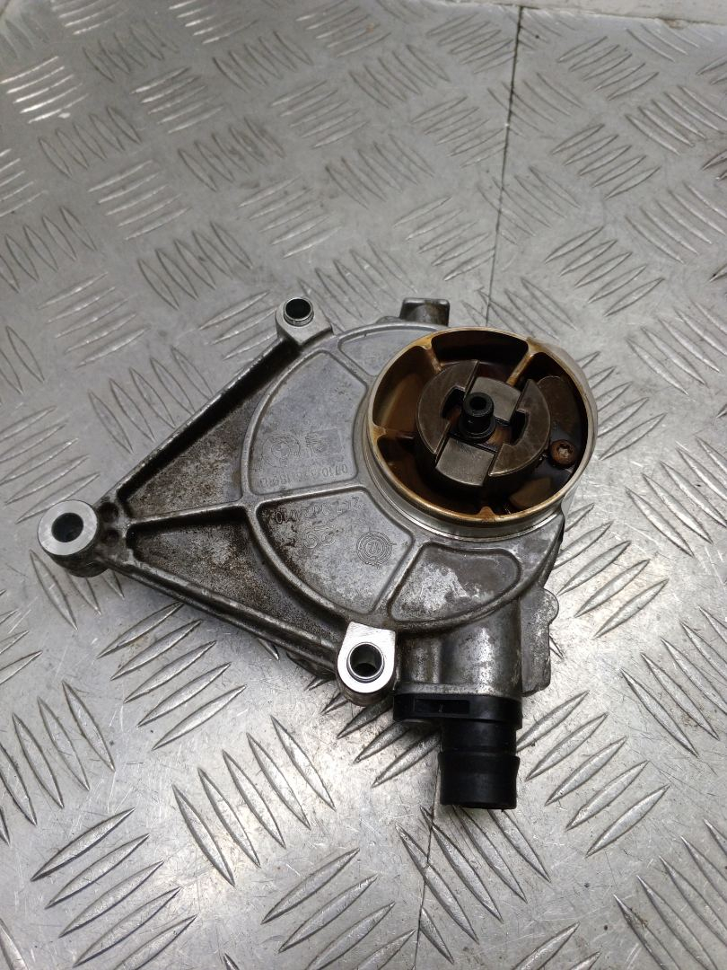 насос вакуумный BMW 3 серия F30/F31/F34 F30 2014, 2.0 л., N20 B20 B, бензин, АКПП, синий, седан, полный привод, 11667622380, 7622380 - фото №1