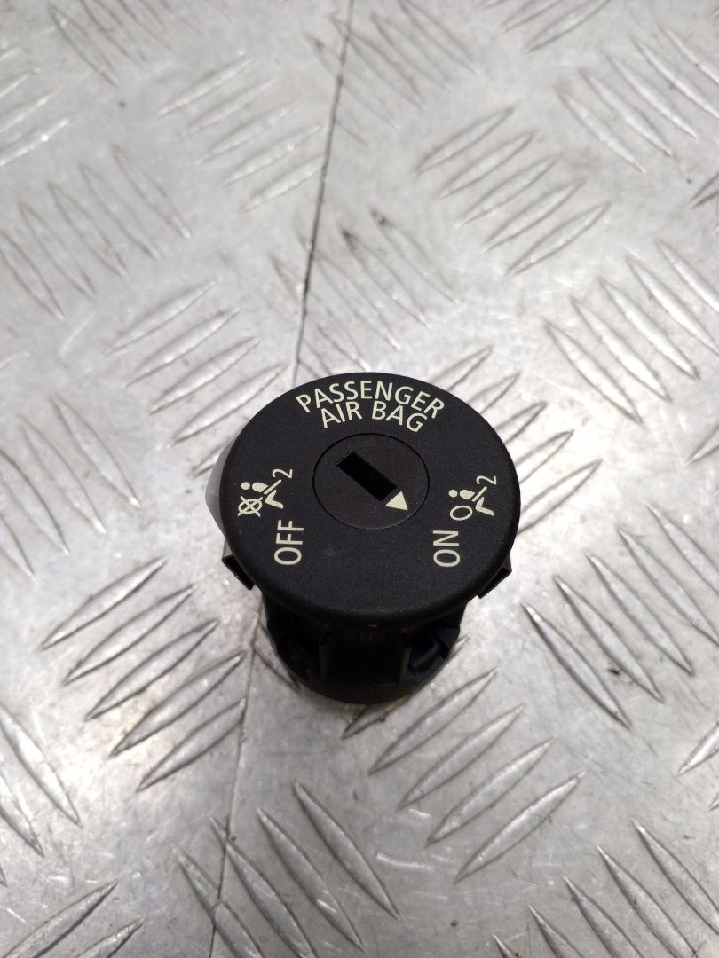 кнопка Airbag BMW 5 серия F07/F10/F11 2011, 3.0 л., N57 D30 A, дизель, АКПП, sophistog brillan metallic (a90), универсал, задний привод, правый руль, 61319196886 - фото №1