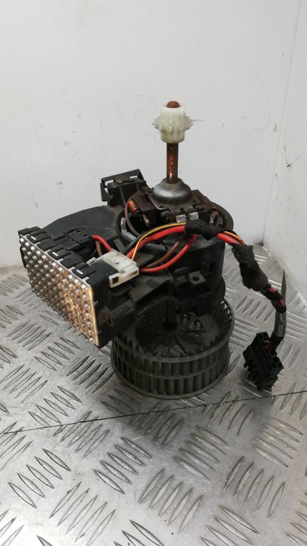 моторчик печки BMW 5 серия E60/E61 2004, 3.0 л., бензин, серебро, седан - фото №1